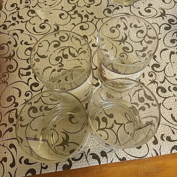 Set of Four Currier and Ives Glasses - Picture 7 of 8